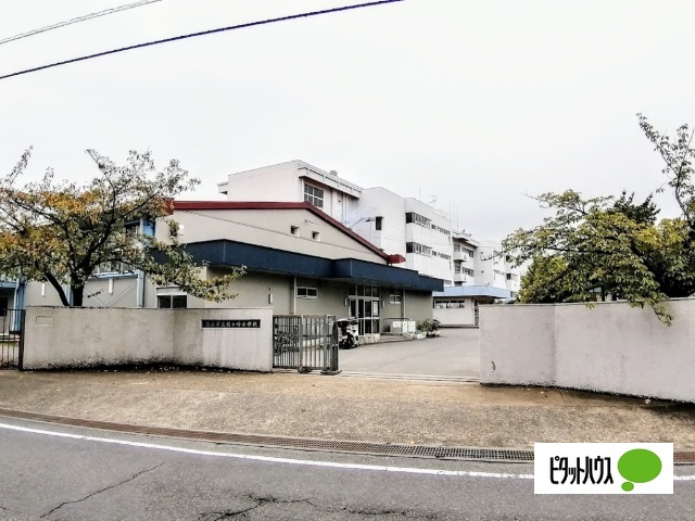 小学校　流山市立鰭ケ崎小学校（小学校）まで489m