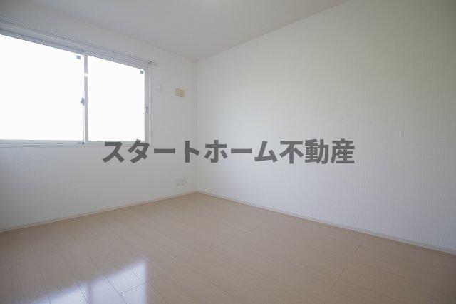その他部屋・スペース　落ち着いた色調の寝室です