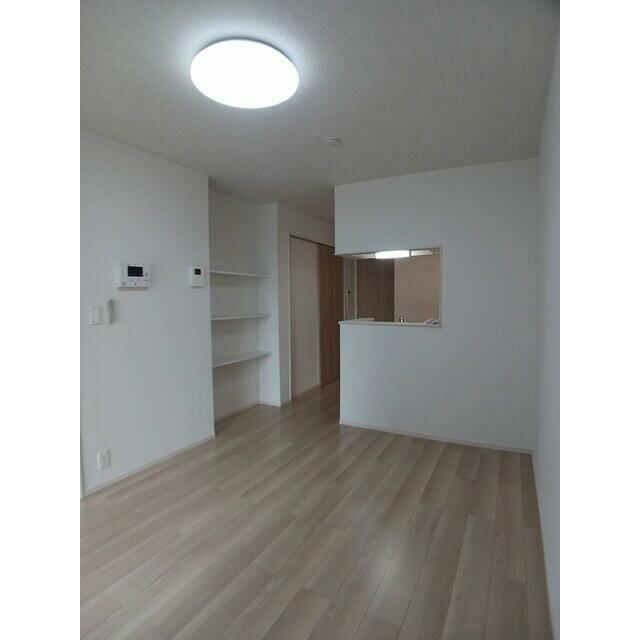 居室・リビング　10.2帖のきれいなLDK。