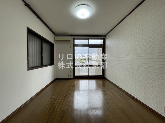 居室・リビング　２面採光なので、明るく風通しのよい過ごしやすいお部屋です♪