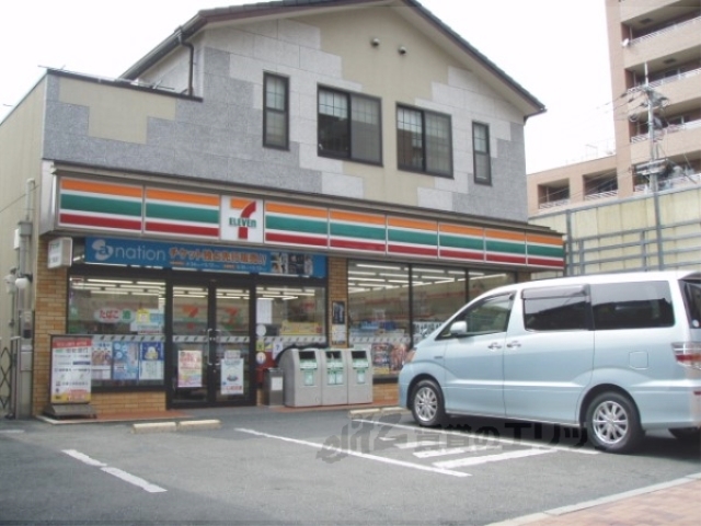 コンビニ　セブンイレブン西大路松原店（コンビニ）まで140m