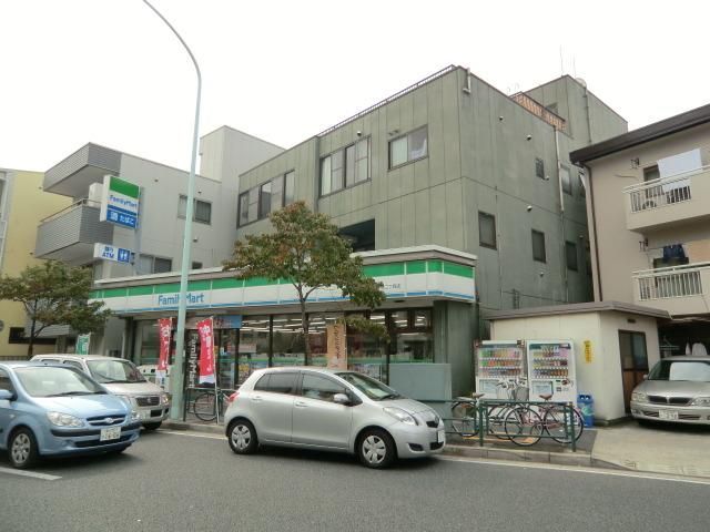 コンビニ　ファミリーマート（コンビニ）まで129m