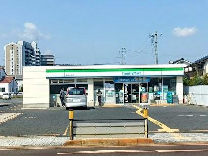 コンビニ　ファミリーマート 倉吉駅前通り店（コンビニ）まで582m