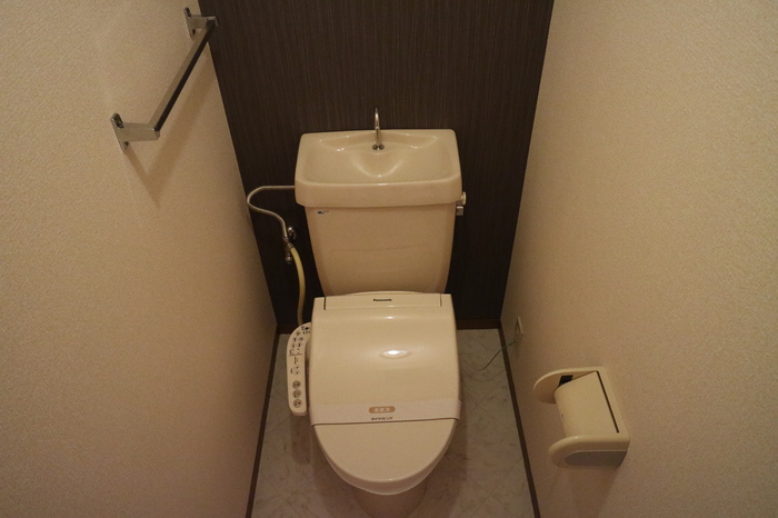 トイレ　便利な温水洗浄便座付き！