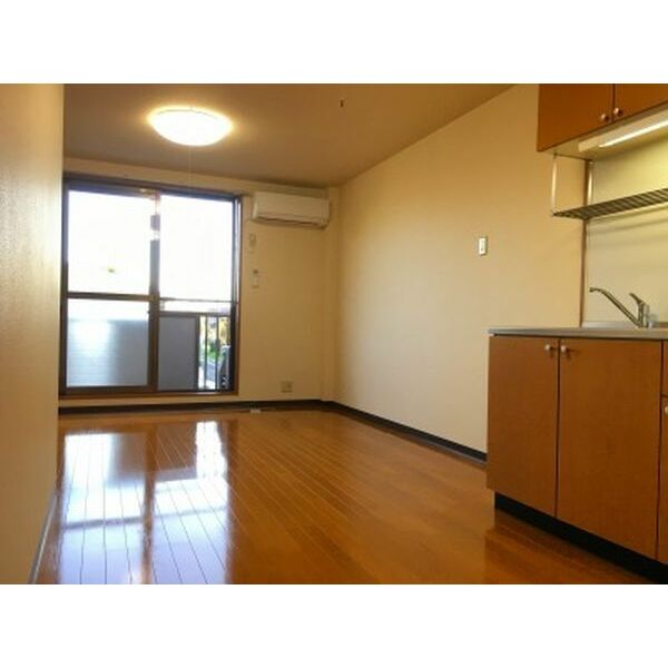 居室・リビング　掲載写真は空室の別部屋を掲載しております。実際のお部屋と仕様