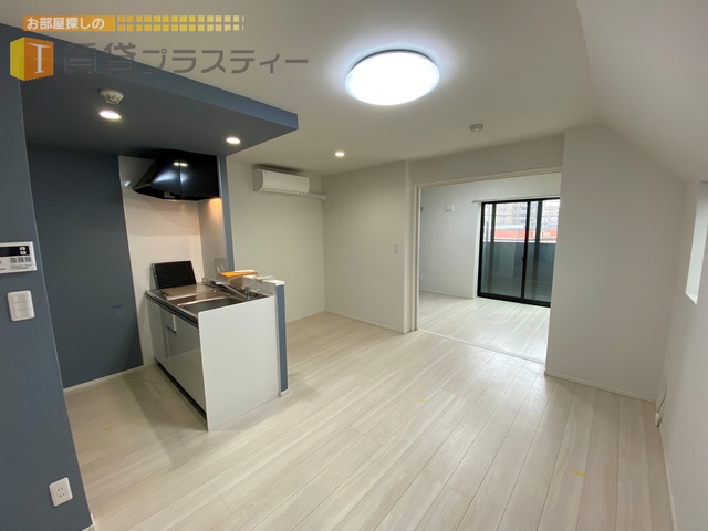 居室・リビング　広い居室空間はドアを開けると更に開放的