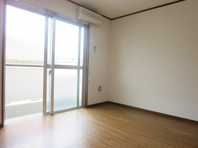 居室・リビング　６帖の洋室はフローリング、同間取り違う階のお部屋です
