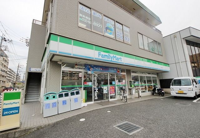 コンビニ　ファミリーマート所沢緑町店（コンビニ）まで299m