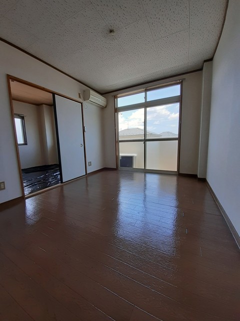 ＪＲ篠ノ井線 松本駅 徒歩37分 2階建 築33年の居間写真