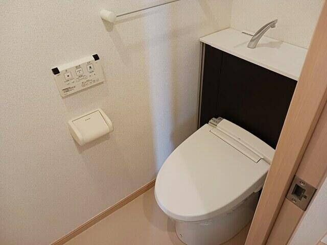 トイレ　温水洗浄便座付きです