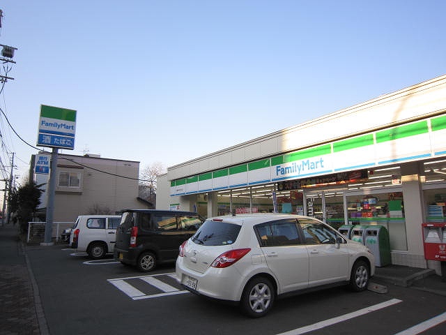 コンビニ　ファミリーマート札幌二十四軒3条店（コンビニ）まで217m