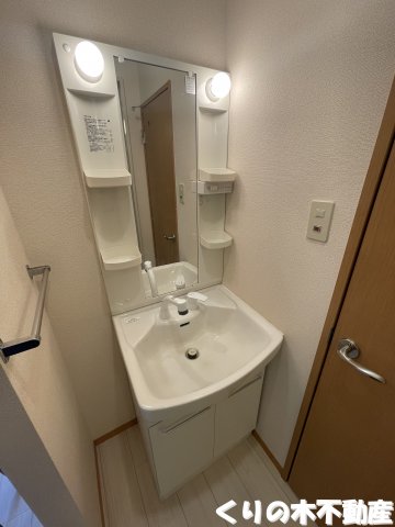 洗面設備　ゆったりとスペースのある洗面所