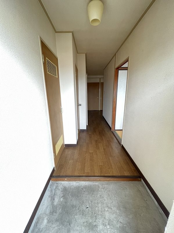 玄関　※写真は別号室のものです。