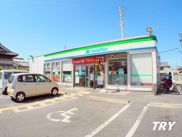 コンビニ　ファミリーマート高田市場店（コンビニ）まで880m