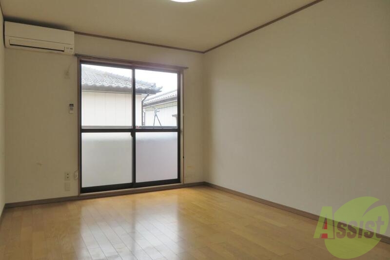 居室・リビング　８．８帖ある１Ｋ。広々としていて家具の配置も楽チンです。