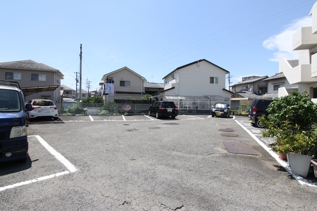 【松山市西石井のマンションの駐車場】