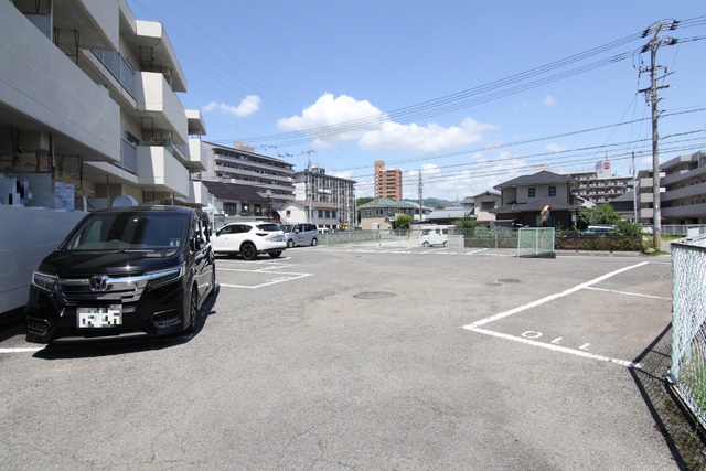 【松山市西石井のマンションの駐車場】