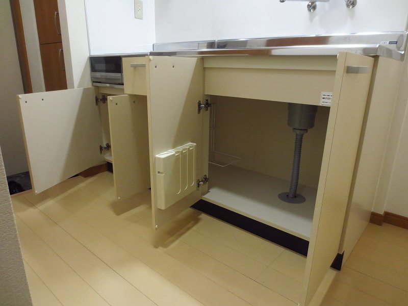 キッチン　システムキッチンに収納スペース有り