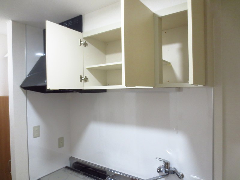 キッチン　システムキッチンに収納スペース有り