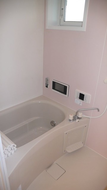 バス・シャワールーム　追焚き付お風呂　シャワー付　お風呂でテレビが見れますよ