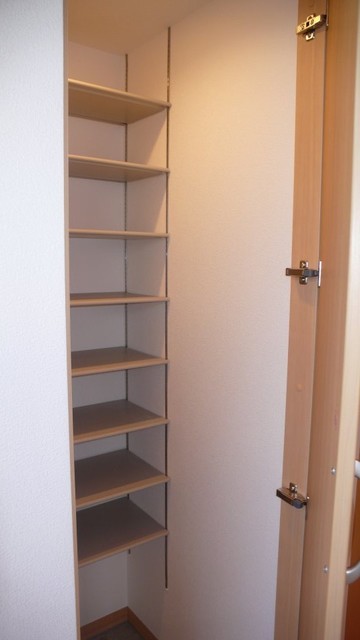 玄関　収納たっぷりの下駄箱付