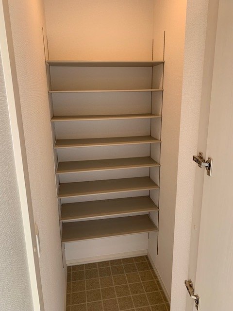 玄関　収納たっぷりのシューズクローク