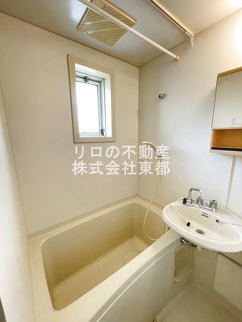 バス・シャワールーム　窓付きのバスルーム♪換気もできて気持ちいいですね♪