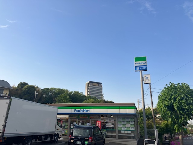 コンビニ　ファミリーマート多摩落合二丁目店（コンビニ）まで95m