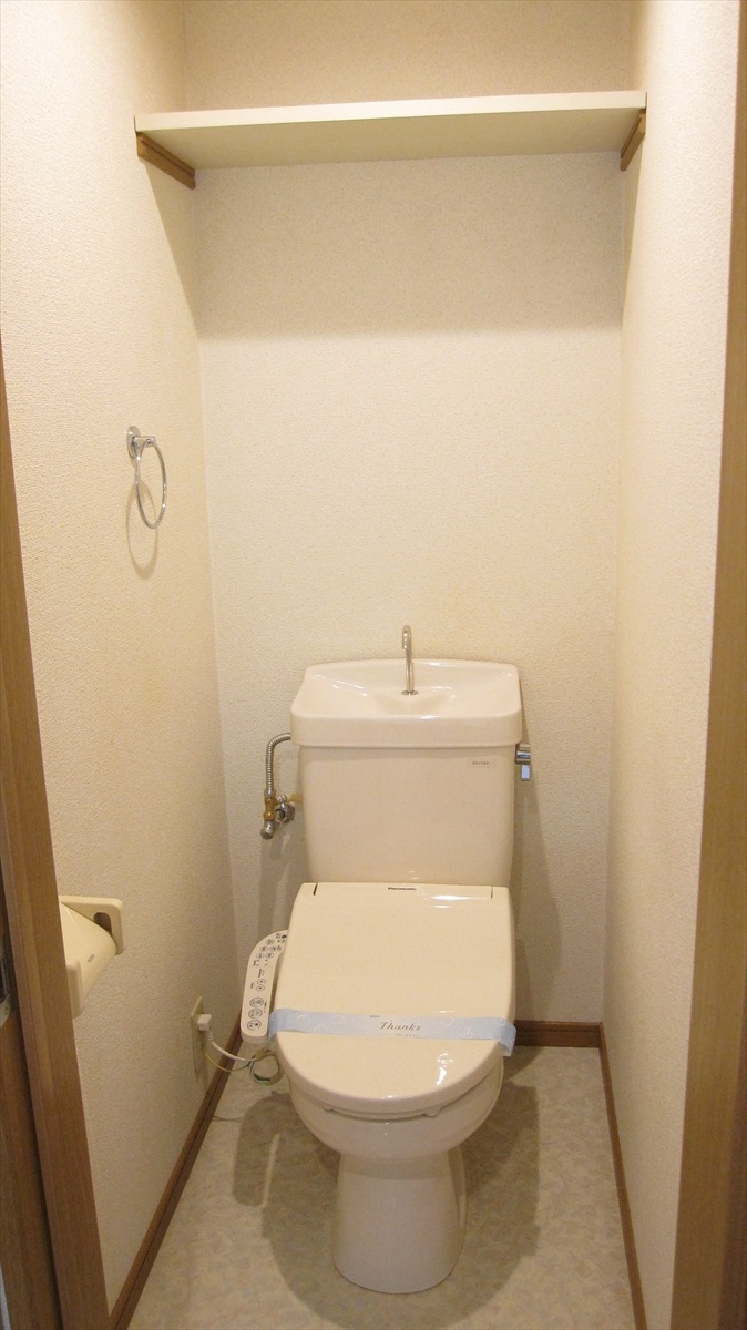 トイレ　温水洗浄便座付き独立トイレ　収納棚付き