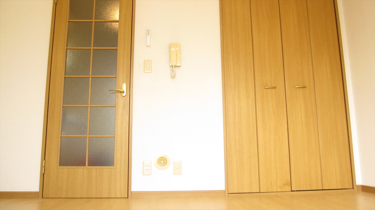 収納　８畳洋室にクローゼット付き