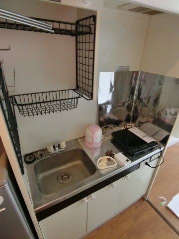 キッチン　ＩＨコンロ１口付き。