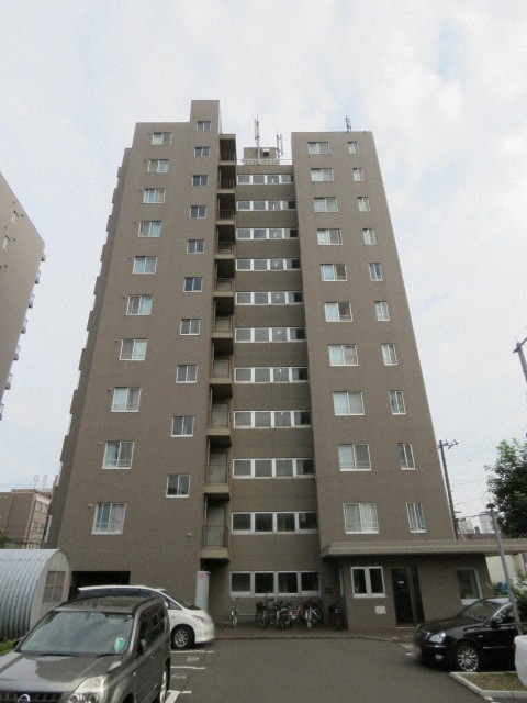 札幌市東区北十六条東のマンションの建物外観