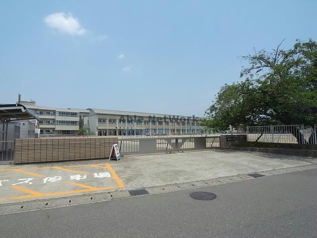 【岐阜市柳津町上佐波のマンションの小学校】