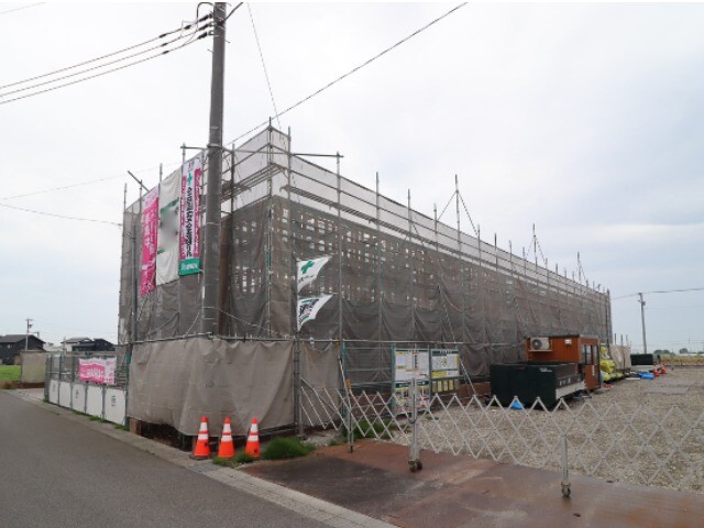 【小山市城西のアパートの建物外観】