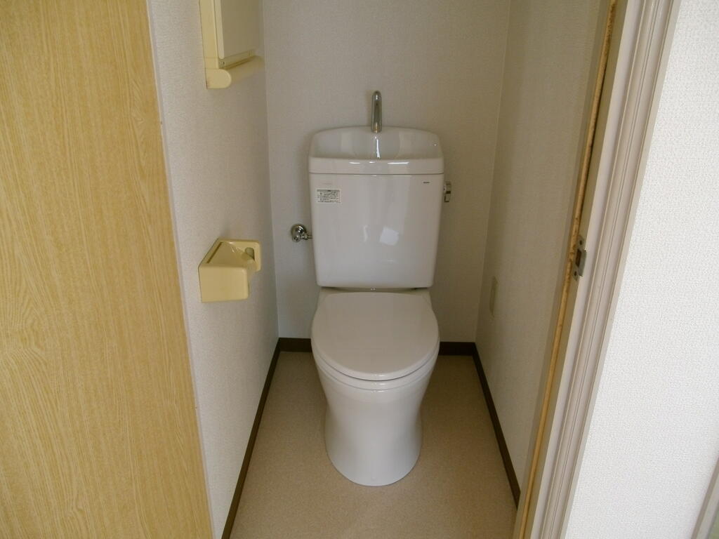 トイレ　洋式トイレ付。