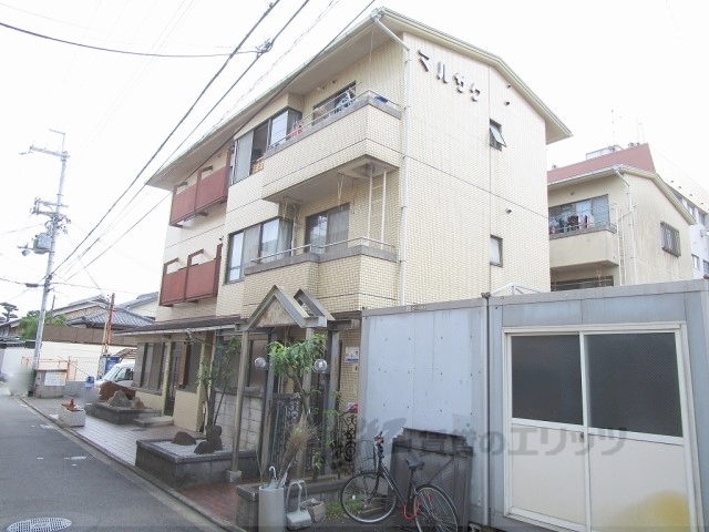 京都市伏見区過書町のマンションの建物外観