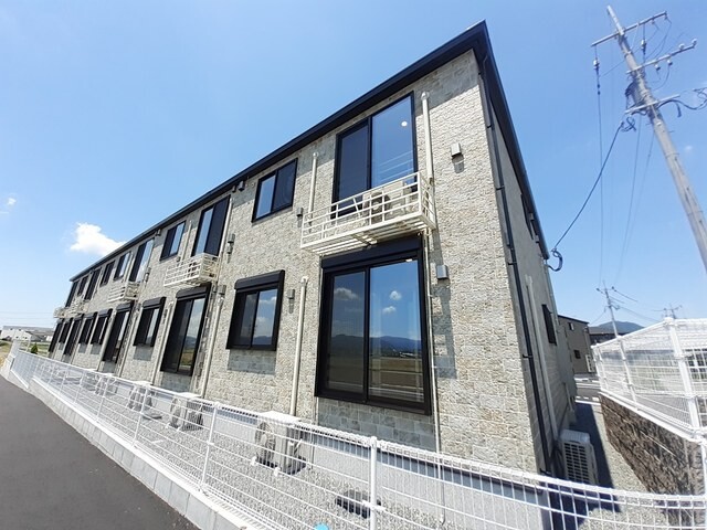 【糟屋郡須惠町大字上須惠のアパートの建物外観】