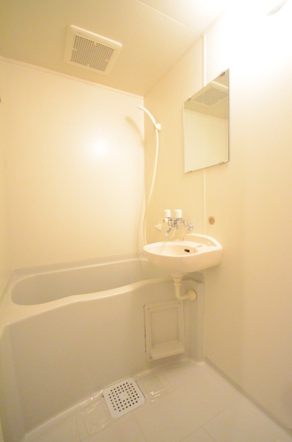 バス・シャワールーム　同物件別部屋写真