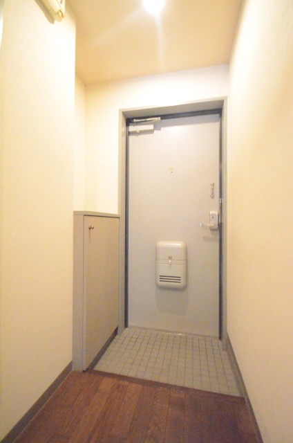 玄関　同物件別部屋写真