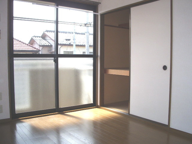 居室・リビング　南西側洋室６帖