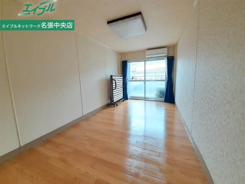 居室・リビング　同物件別室