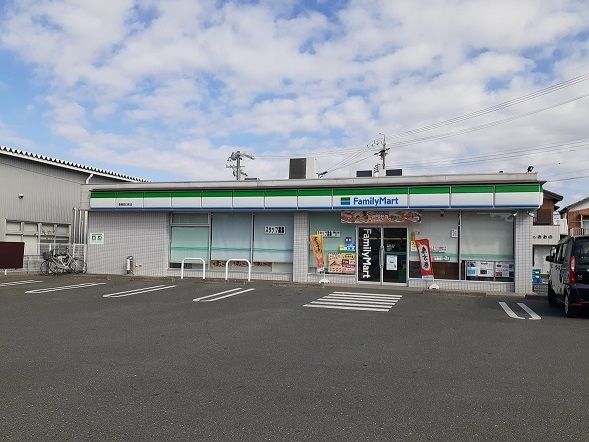 コンビニ　ファミリーマート（コンビニ）まで400m