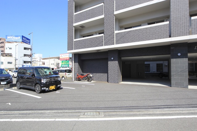 【松山市北藤原町のマンションの駐車場】