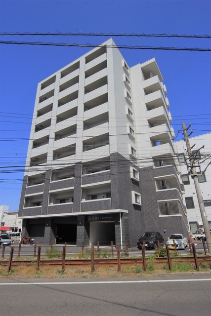 【松山市北藤原町のマンションの建物外観】