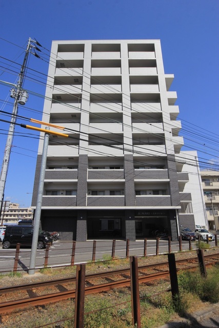 【松山市北藤原町のマンションの建物外観】