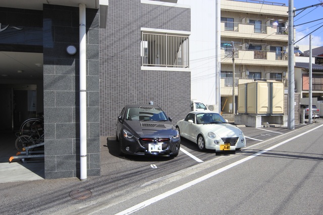 【松山市北藤原町のマンションの駐車場】