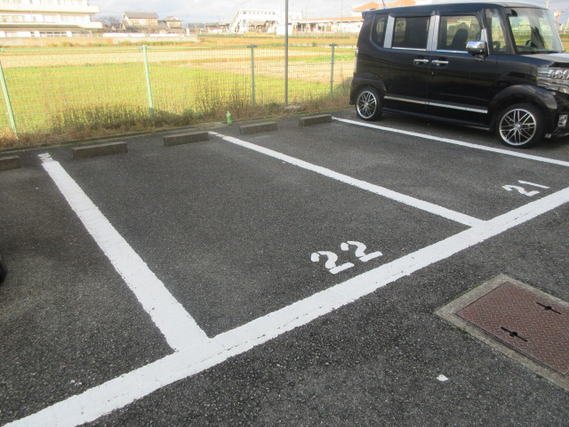 【小野市粟生町のマンションの駐車場】