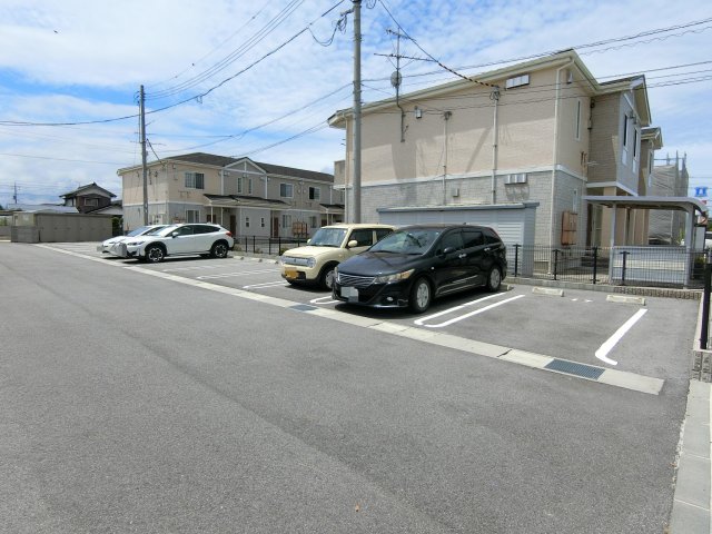 【米子市淀江町佐陀のアパートの駐車場】