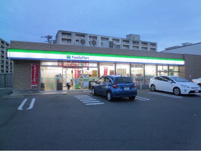 コンビニ　ファミリーマート中川住宅西店（コンビニ）まで220m