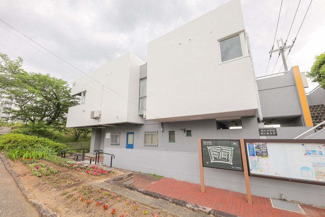 その他共有部分　管理サービス事務所前にもお花がきれいに咲いています。